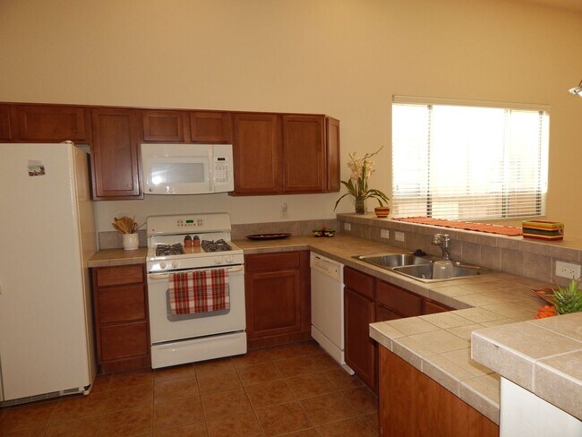 Foto del edificio - 4 Bedrooms - Gated Community in Oro Valley
