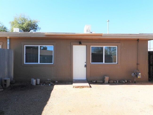 Foto del edificio - 102-104 E Delano St