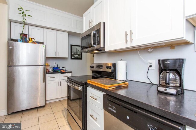 Building Photo - 922 S 49th St