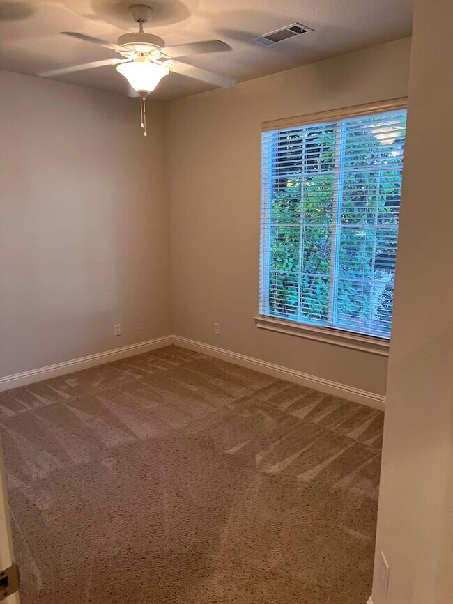Building Photo - 3 bedroom, 2.5 bathroom home in great Neig...