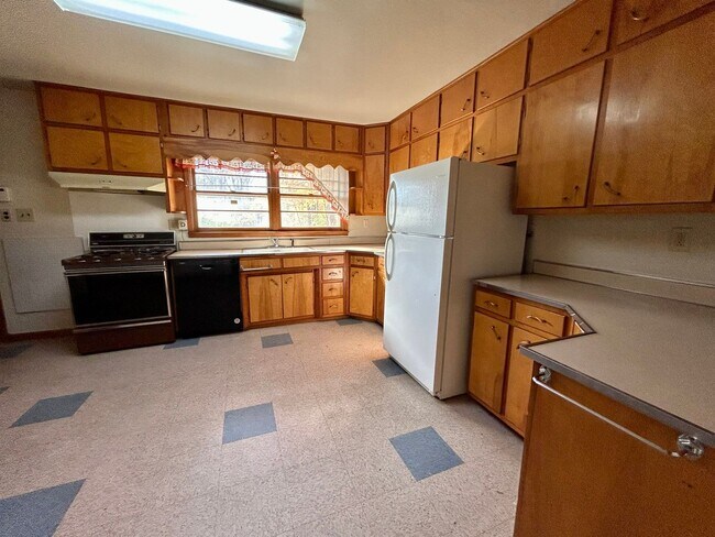 Building Photo - !!!!West Side Home AVAILABLE NOW!!!!