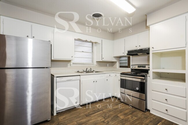 Building Photo - The living is easy in this 3 bedroom, 2 ba...