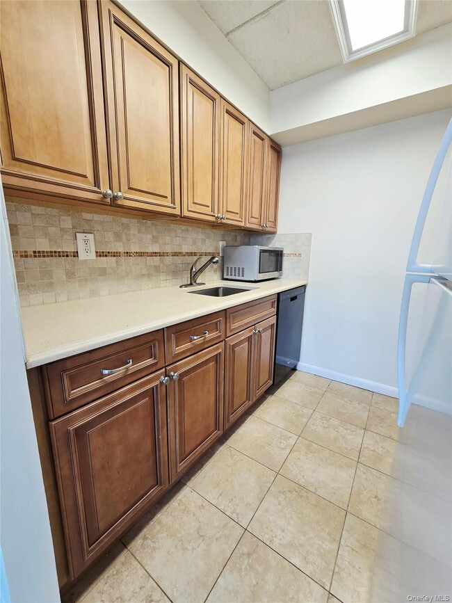 Building Photo - 142 Main St