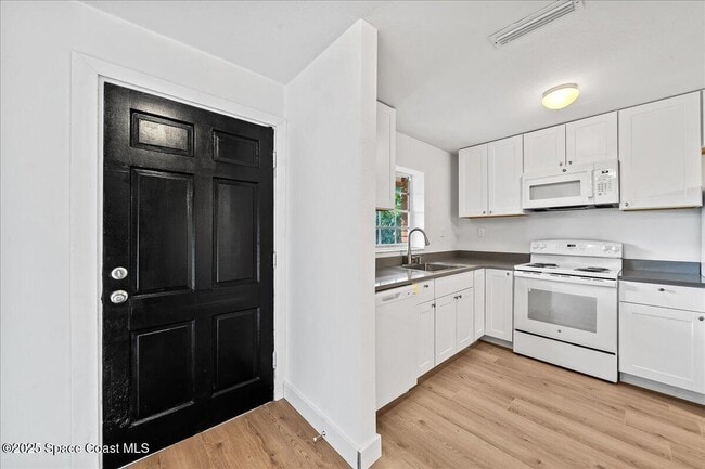 Building Photo - 935 S Tropical Trail