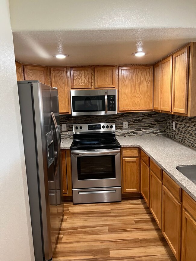 Building Photo - 3 BEDROOM, 2.5 BATHROOM TOWNHOME WITH 2 CA...