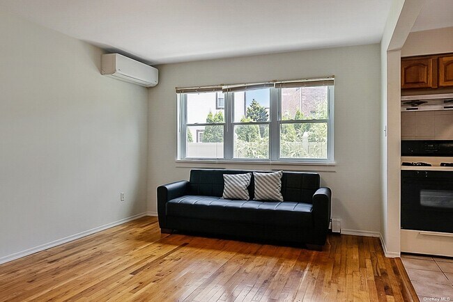 Foto del edificio - 41-43-43 Little Neck Pkwy