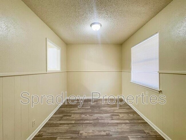 Building Photo - 4404a Briar Cliff Rd