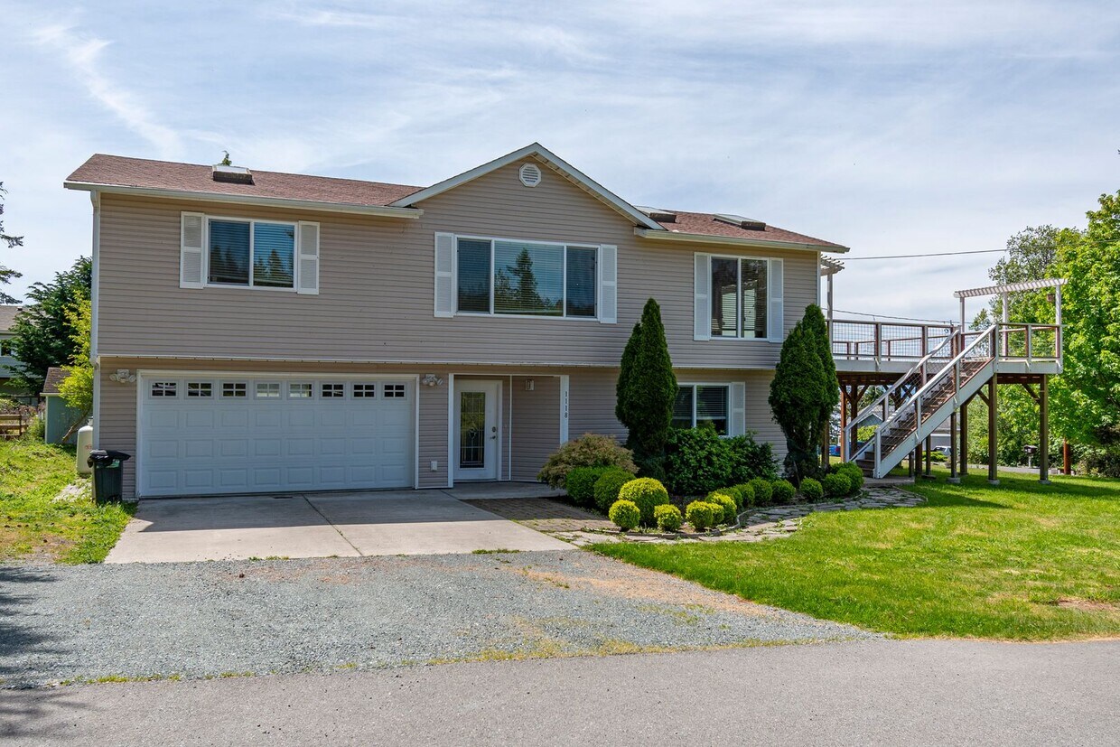 Foto principal - Spacious 2+ Bedroom Home on Corner Lot in ...
