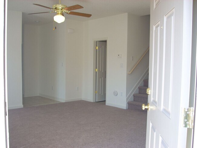 Building Photo - 1353SF 2BR 2.5BA 2 car garage