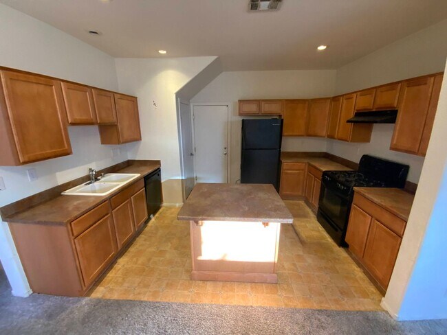 Foto del edificio - SOUTHERN HIGHLANDS CORNER LOT IN GATED COMMUNITY