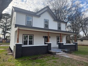 Building Photo - 701 SE 18th St