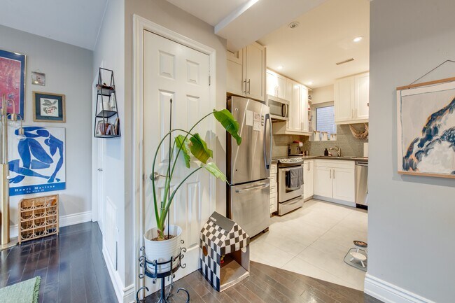 Photo du bâtiment - Prime Palmerstson Boulevard near Bloor Subway Station