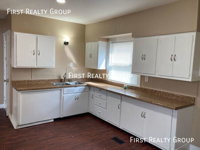 Foto del edificio - Large 3 bedroom, 1.5 Bath House. Move In R...
