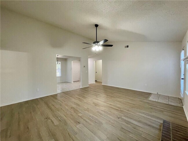 Building Photo - 947 Merry Ln