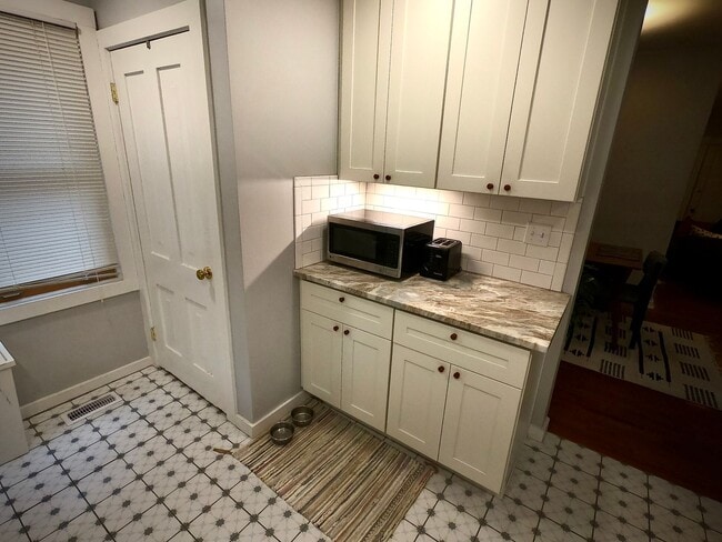 Foto del edificio - 5815-17 Holden St