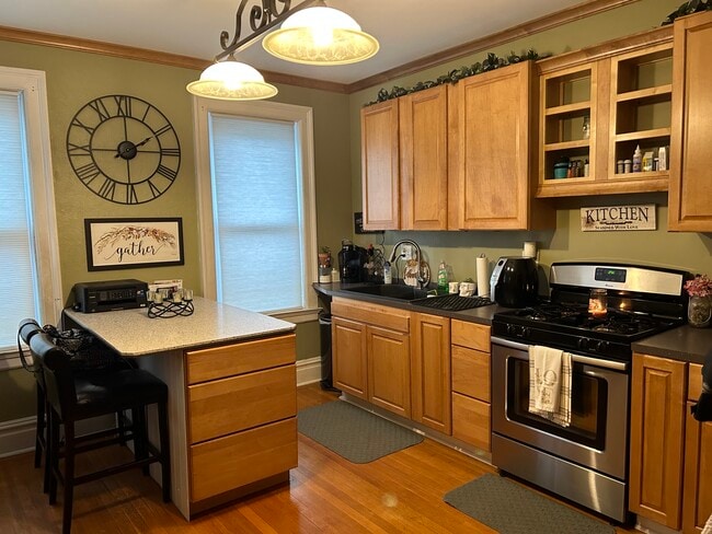 Building Photo - 32 W 4th St