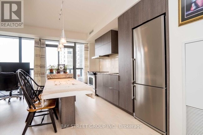 Photo du bâtiment - 101 Charles St E