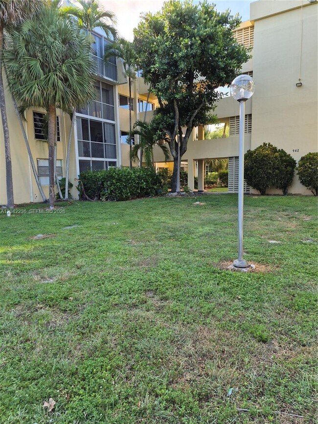 Foto del edificio - 942 NE 199th St
