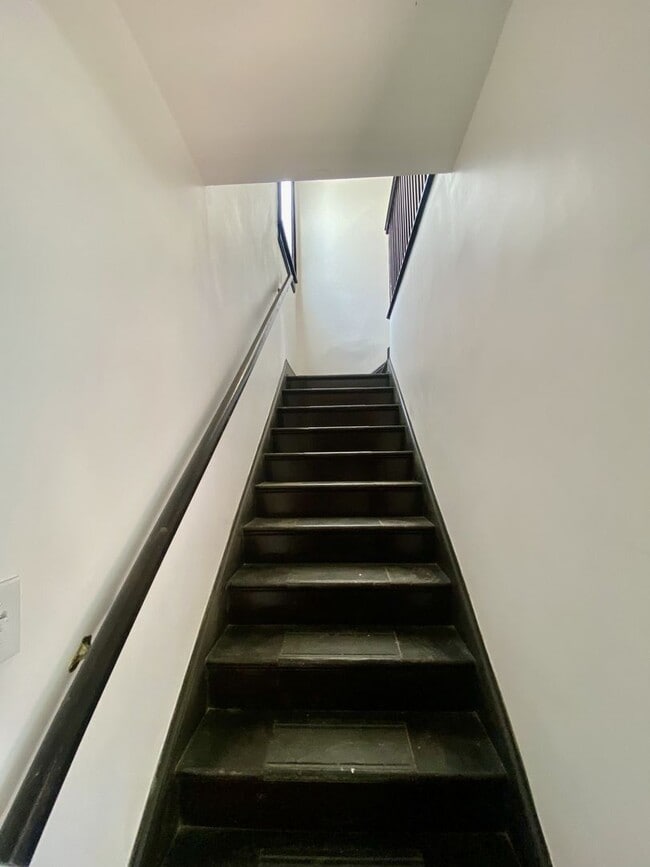 Building Photo - 115 E 39th St