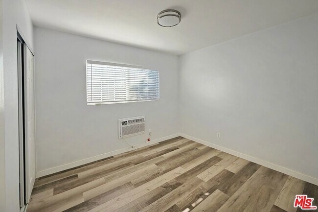 Foto del edificio - 877 W Wilson St