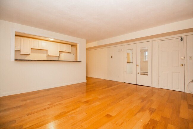 Foto del edificio - Pet Friendly, Garden Level Affordable Apartment in Brookline w ONE FREE Parking Spot, Heat, Hot W...