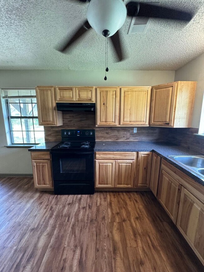 Foto del edificio - 3/1.5 Brick Home in West Lampasas