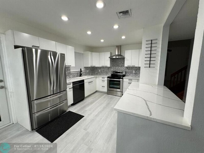 Building Photo - 3870 Amalfi Dr