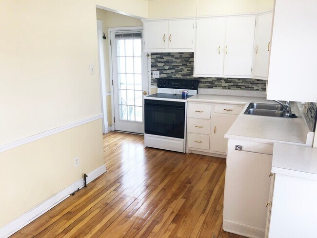 Foto del edificio - 2 BR Ranch Style Home with Fenced-in Back Yard & 1-Car Detached Garage