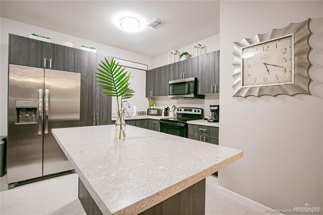 Building Photo - 15 Swallow Ave