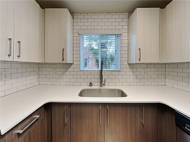 Foto del edificio - 880 N Highland Ave NE