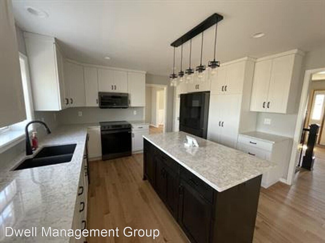 Primary Photo - 5 br, 4 bath House - 2426 Wilshire Lane No...
