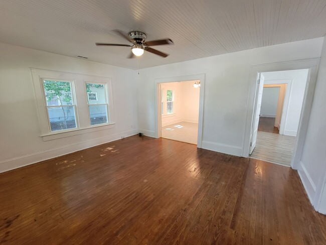 Building Photo - 3 bedroom 1 bath home just 1.5 miles from ...