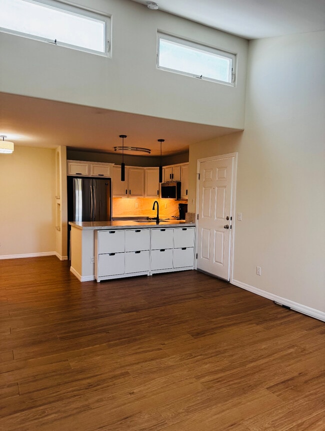 Building Photo - 5252 Balboa Arms Dr