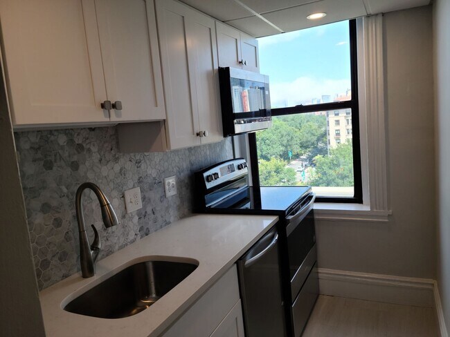 Foto del edificio - Kenmore Square - Renovated - Roof Deck