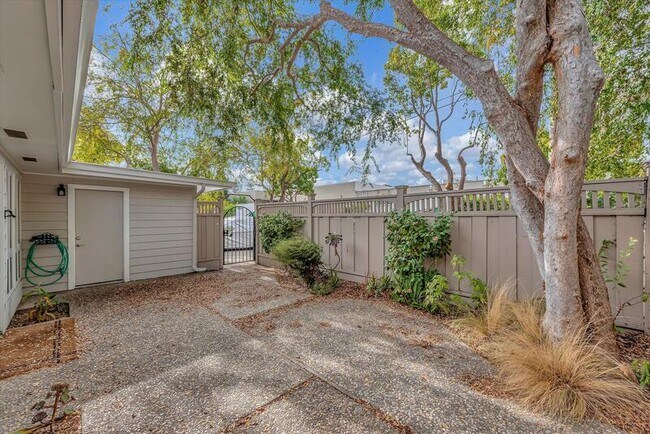 Foto del edificio - 118 Camellia Terrace