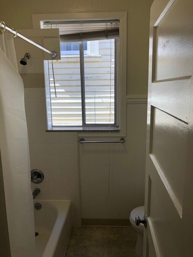Building Photo - 2 Bedroom, 1 Bath in the Mission. Washer/D...