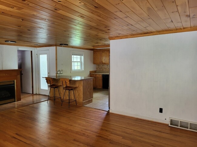 Building Photo - 626 NC Highway 105 Byp