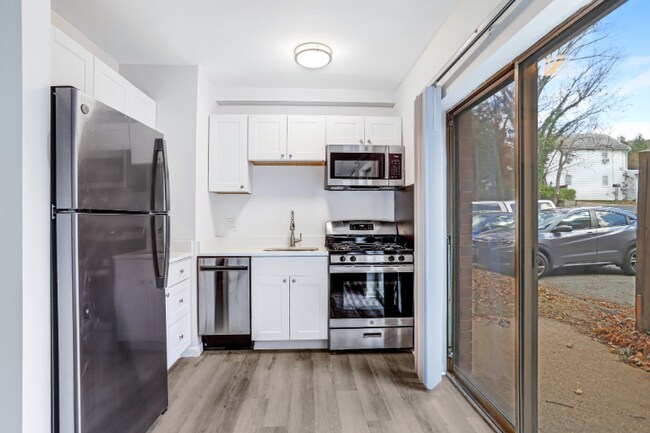 Foto del edificio - 4465 MacArthur Blvd NW