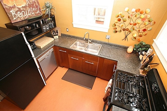 Interior Photo - 615 15th Ave E