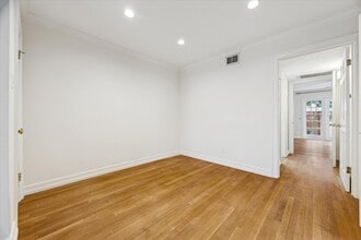 Building Photo - 453 N Post Oak Ln