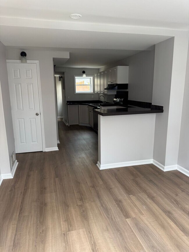 Foto del edificio - Beautifully Renovated 2 Bed / 2 Bath Rowho...