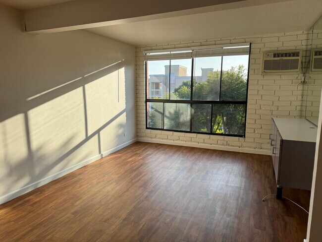 Building Photo - 1440 Veteran Ave