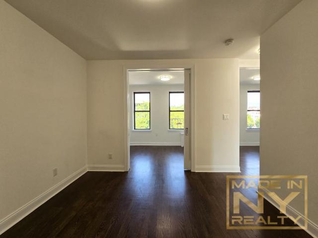 Foto del edificio - 3 bedroom in ASTORIA NY 11103