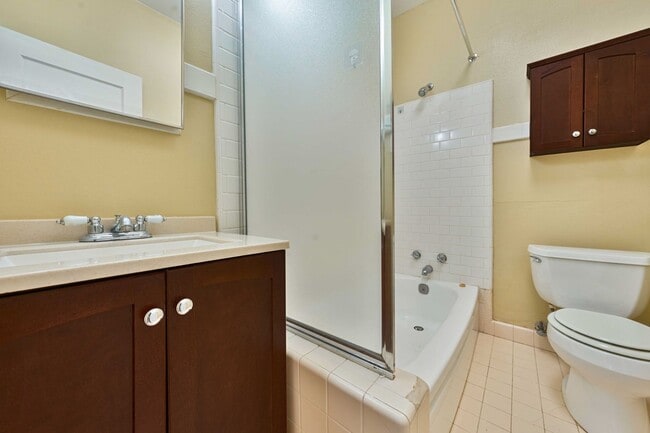 Foto del edificio - Charming Midtown 1-Bedroom Apartment with ...