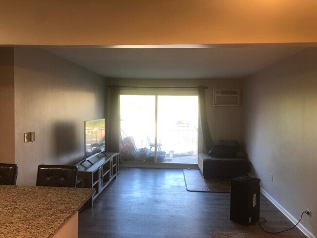 Living room - 880 E Old Willow Rd