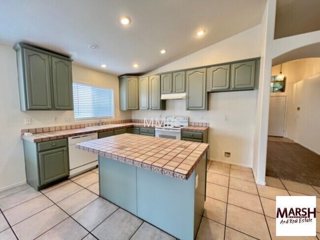 Foto del edificio - 4 bedrooms with lots of living space in Chandler!