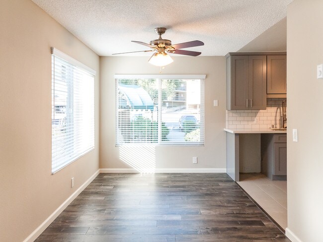 Foto del edificio - 3030 Montrose Ave