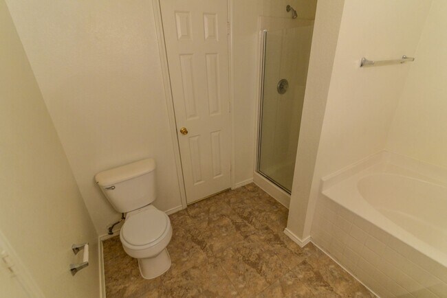 Building Photo - Super home in Lancaster!