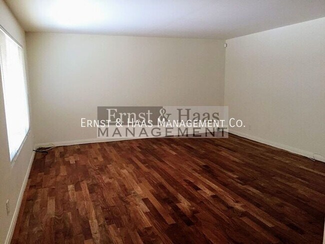 Foto del edificio - 3665 E 1st St
