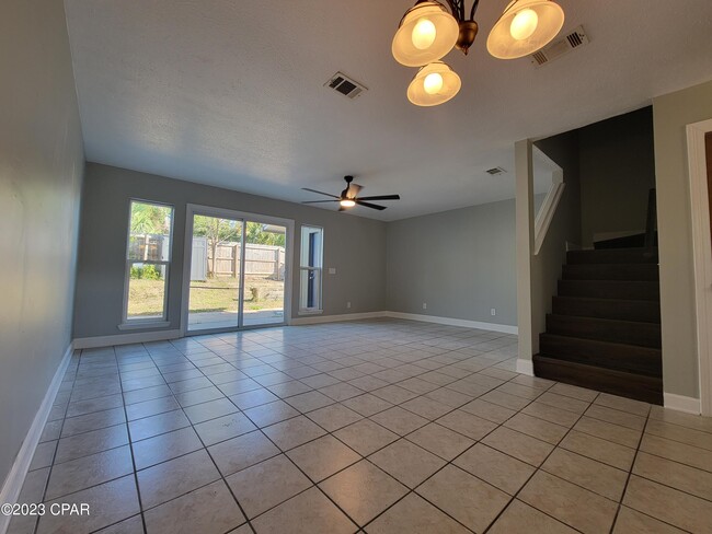 Building Photo - 1000 11th Ct